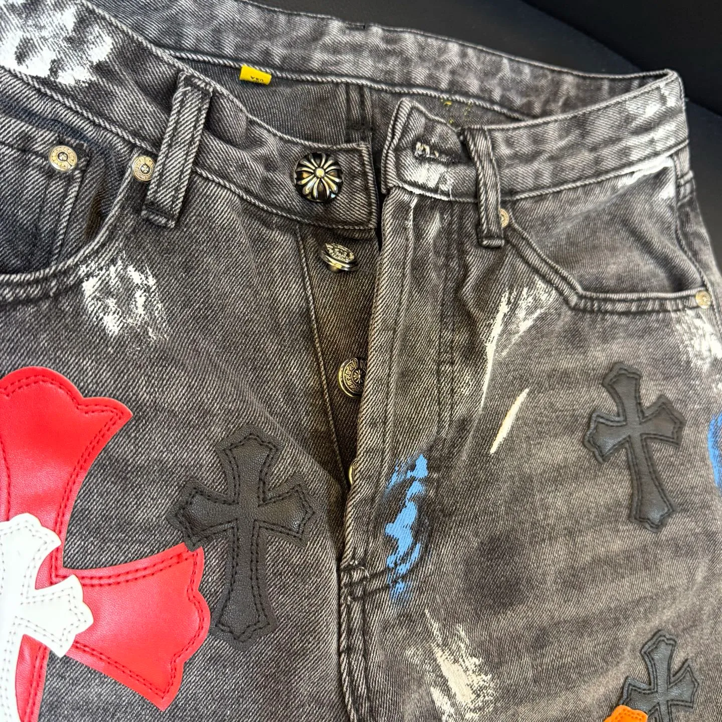 P300 model number: D332 GALLERY DEPT & Chrome hearts. Spliced colored leather cross loose washed flared jeans, truly restoring the ultimate vintage texture. The original hardware accessories, washed and other elevators, QR code analysis are all purchased from the original factory, high degree of restoration. You are welcome to compare the products~ Three-dimensional version, loose and comfortable, not picky about the figure, taller and slimmer, factory Seiko, original quality control, same style for men and women, can be matched with couples, versatile recommendation Jeans that are a must-have for all seasons. Trendy people have been disappointed. From the quality selection of fabrics, the tailoring of details, and the matching of patterns, they are all impeccable! The upper body is so handsome when worn...it can be easily worn by men, women and children! The craftsmanship is made of heavy-duty washed pure cotton denim fabric. After washing, it is soft and thick. It is very stylish when worn. Size: 28, 30, 32, 34, 36 (S-XXL) Color: Stitching Size reference # 28 trouser length 100 waist 72 30 trouser length 102 waist 76 32 trouser length 104 waist 80 34 trouser length 106 waist 84 36 pants length 108 waist circumference 88